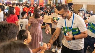 De CEO van Pharmacity bezorgde op de avond van de Nationale Dag elke fles water rechtstreeks aan mensen