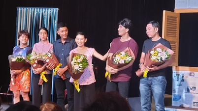 Trinh Kim Chi, My Uyen ve Ngoc Trinh, Ho Chi Minh şehrinde düzenlenmesi planlanan Ulusal Tiyatro Festivali'nin 2022 yılına ertelenmesini öneriyor.