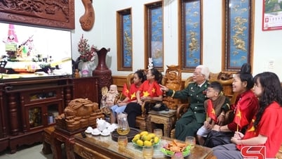 Son La halkı, 2 Eylül'de Ulusal Günün 80. yıl dönümünü kutlamak için düzenlenen geçit törenini gururla izliyor
