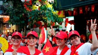 Internationale Freunde bewundern den Patriotismus des vietnamesischen Volkes.
