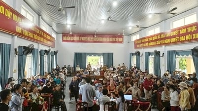 पूरी रात लोगों को स्वतंत्रता दिवस के उपहार देते रहे