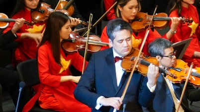 People's Artist Bui Cong Duy captivated the audience when he played two world masterpieces.