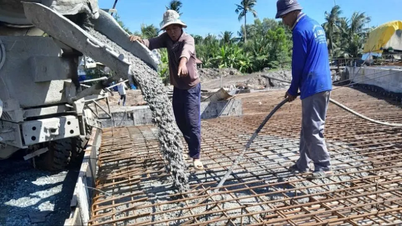 Konstruksi di seluruh liburan pada proyek-proyek utama di Delta Mekong
