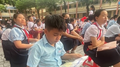 Kota Ho Chi Minh menyediakan petunjuk terperinci tentang biaya dan pungutan di sekolah negeri untuk diketahui orang tua.