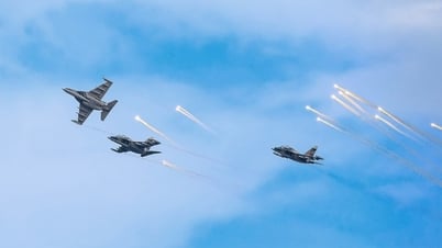Fotoserie: Vietnams luftforsvar flyr over hovedstaden på nasjonaldagen