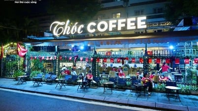 ร้านกาแฟฮานอยเปิดตลอดคืนต้อนรับลูกค้าที่มารอชมรถถังและรถหุ้มเกราะ