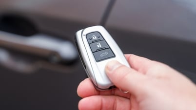 Sinais de alerta de bateria fraca na chave inteligente do carro e como substituí-la