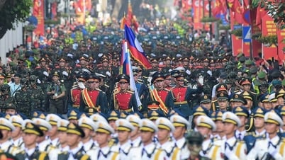 Parade 2.9: Blöcke marschieren in den Armen des Volkes