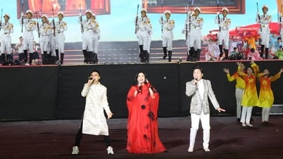 人民芸術家のタン・ラム、ミー・タム、トゥン・ドゥオンら3,000人のアーティストがミーディンスタジアムで一緒に歌を歌う