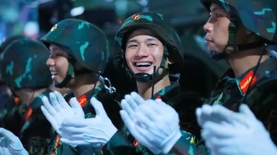 Live-Übertragung der Militärparade vom 2. September: Lächeln der Militärs und Zivilisten am frühen Morgen eines historischen Herbstes