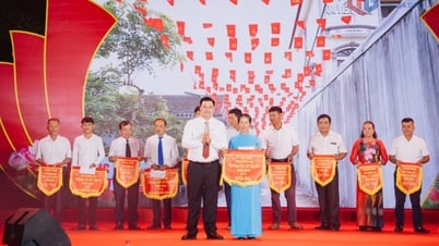 Comuna de Hai Ninh recebe prêmios pelo concurso "Estrada da Bandeira Nacional"