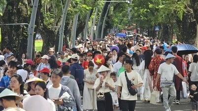 Wisatawan yang berbondong-bondong mengunjungi Kota Kekaisaran Hue pada siang hari diberikan tiket gratis
