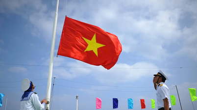 Ceremonia solemne de izamiento de la bandera en los andenes DK1