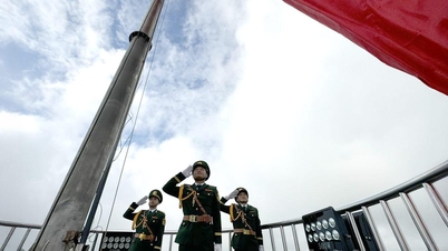 Cerimônia de hasteamento e saudação à bandeira no Mastro Nacional de Lung Cu