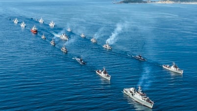 Kapal selam dan fregat rudal yang megah memamerkan kekuatan mereka dalam parade di laut