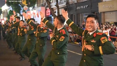 何千人もの人々が、9月2日の軍事パレードを待つ兵士たちとともに一晩中大声で歌い続けた。
