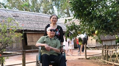 क्वांग ट्राई गढ़ के सैनिक व्हीलचेयर पर राष्ट्रीय दिवस पर अंकल हो के गृहनगर गए