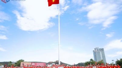 Inauguration du mât du drapeau sur la place du Soleil, quartier de Bai Chay