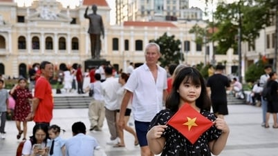 Ho Chi Minh City is bustling before the art program "Independent Starlight" takes place