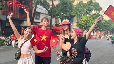 นักท่องเที่ยวต่างชาติต้อนรับขบวนแห่ที่ฮานอยอย่างตื่นเต้น