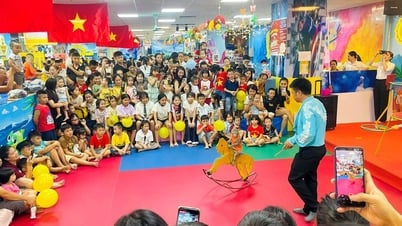 ゲアン省の人々は休暇中、ショッピングセンターや娯楽エリアに集まります。