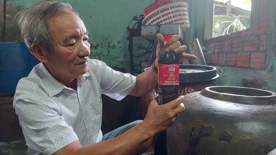 Mastering one art: The man who is "addicted" to fish sauce in Nam O fishing village