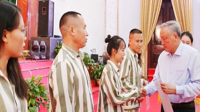 Stálý místopředseda vlády Nguyen Hoa Binh se účastní amnestie ve věznici Phu Son 4.