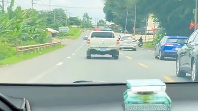 Polisi lalu lintas Dong Nai membuka jalan untuk membantu warga yang pergi ke ruang gawat darurat