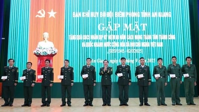 Penjaga Perbatasan Provinsi An Giang memberikan hadiah dan menyemangati para perwira dan prajurit pada kesempatan Hari Nasional 2 September