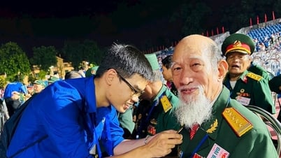 バーディン広場で感動的な物語を語る2人の老兵