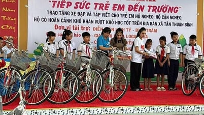 Linh Ty-Bich Tram dan donatur lainnya memberikan 35 sepeda kepada siswa miskin di Dong Thap