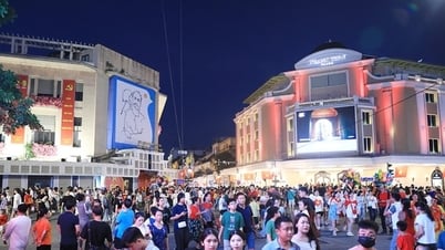 Orang-orang berbondong-bondong ke pusat kota untuk menyaksikan kembang api Hari Kemerdekaan