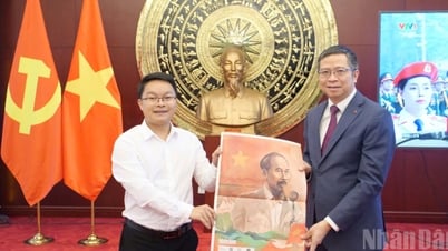 Orang Vietnam di Tiongkok dengan senang hati menerima publikasi dan suplemen khusus dari Surat Kabar Nhan Dan