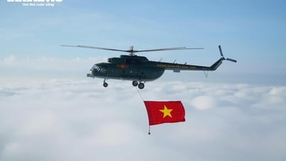 Dez helicópteros içaram a bandeira do Partido e a bandeira nacional sobre a Praça Ba Dinh.