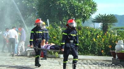 Pobočka Univerzity Ton Duc Thang v Khanh Hoa procvičuje plány hašení požárů a záchrany