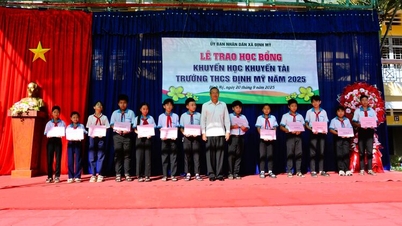 Tặng học bổng và xe đạp tiếp bước học sinh nghèo đến trường