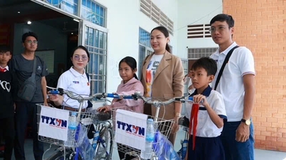 Dong Thap: VNA bergandengan tangan untuk membantu anak-anak miskin di daerah perbatasan agar bisa bersekolah