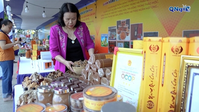 Vietnamese goods market in Tra Bong commune