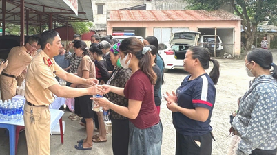 Giving 300 porridge portions, combining with traffic safety propaganda at the hospital