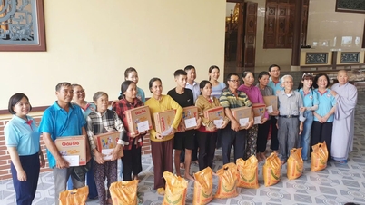 La Pagoda Khanh Long (barrio de Hoa Thang) ofrece 50 regalos a personas en circunstancias difíciles.