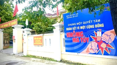 Trao “Móc khóa an ninh trật tự” và lắp bảng “đường dây nóng” phòng, chống ma túy
