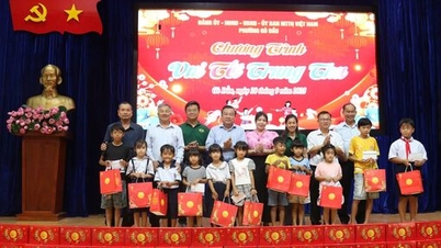Deputy Secretary of the Provincial Party Committee Pham Hung Thai presents Mid-Autumn Festival gifts in Go Dau ward