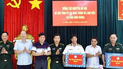 Bí thư Tỉnh ủy Cà Mau Nguyễn Hồ Hải thăm đảo Hòn Khoai