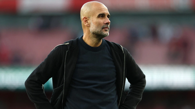 Pep Guardiola gây sửng sốt với màn 'cưỡng hôn' trọng tài