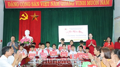 An Vinh Primary School: Giving gifts and scholarships to students