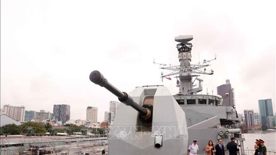 Een schip van de Britse Koninklijke Marine brengt een vriendschapsbezoek aan Ho Chi Minh-stad.
