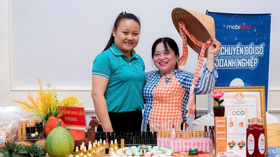 ដោយទុកសញ្ញាបត្រវិស្វកម្ម គាត់បានចាប់ផ្ដើមអាជីវកម្មជាមួយ… ស្លឹកត្របែក