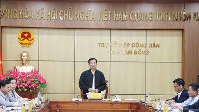 Předseda provinčního lidového výboru Lam Dong Ho Van Muoi hovoří s občany