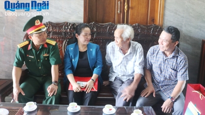 Zástupce tajemníka provinčního výboru strany Dinh Thi Hong Minh navštívil a předal dary rodinám lidí s revolučním přínosem.