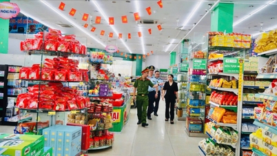 Thực hiện cao điểm tổng kiểm tra, rà soát thực phẩm trước và trong dịp Trung thu năm 2025, từ ngày 18/9, Phòng Cảnh sát kinh tế, Công an tỉnh Lào Cai đã phối hợp với Đội Quản lý thị trường số 9 và Chi cục Quản lý thị trường tỉnh Lào Cai tăng cường tổng kiểm tra an toàn thực phẩm, đặc biệt là các mặt hàng bánh kẹo phục vụ dịp Trung thu năm nay.
